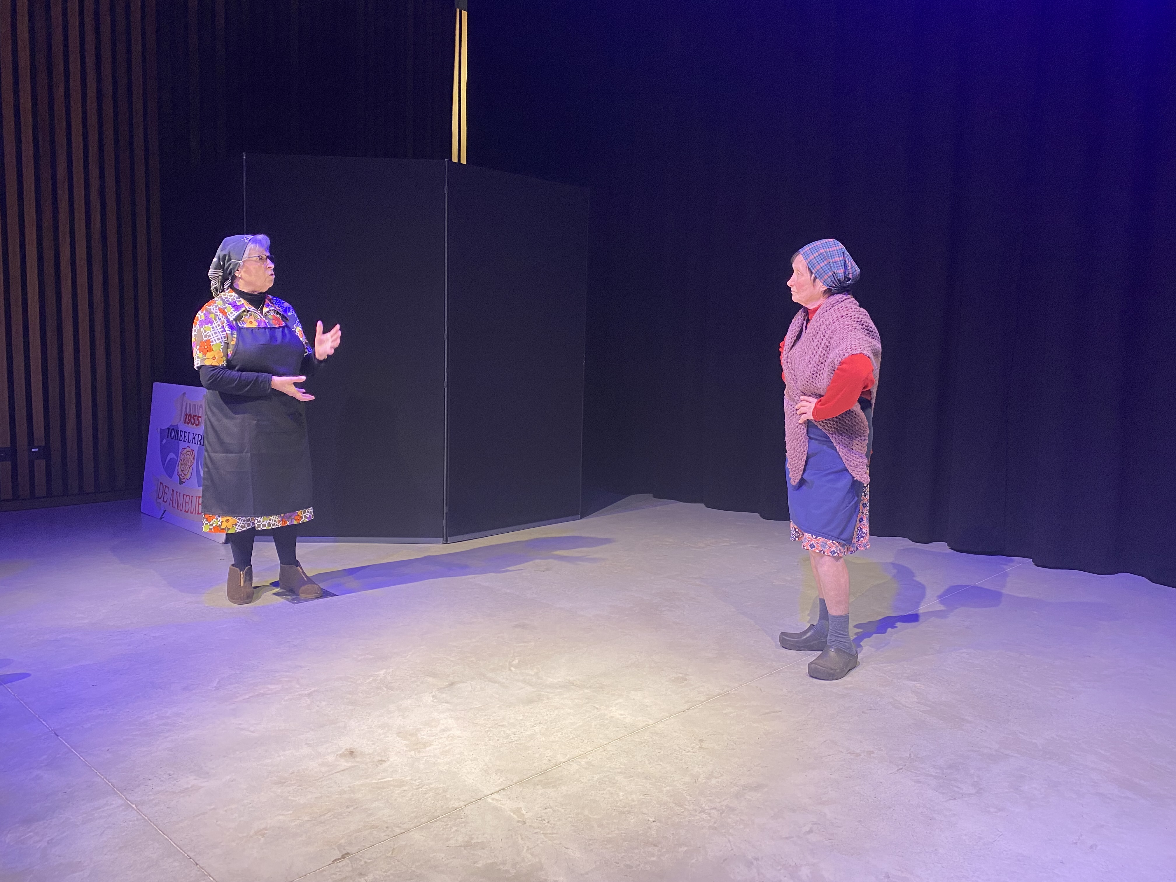 Toneelstuk 'Grondloof - Agnes als grootmoeder en Nelly als buurvrouw. 